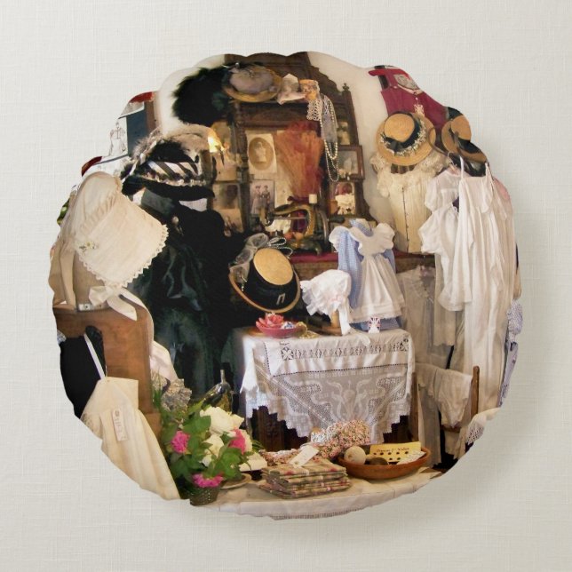 VICTORIAN ENGLAND ROUND PILLOW (Front)