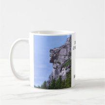 Vieil homme de la tasse de café de montagne