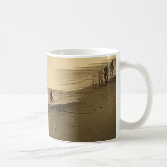 vieil homme sur la tasse de plage (Droite)