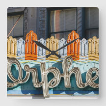 Vieille horloge murale de chapiteau de film