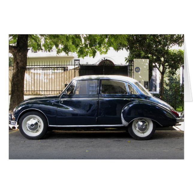 Vieille mais très bien entretenue voiture Audi. (Devant horizontal)