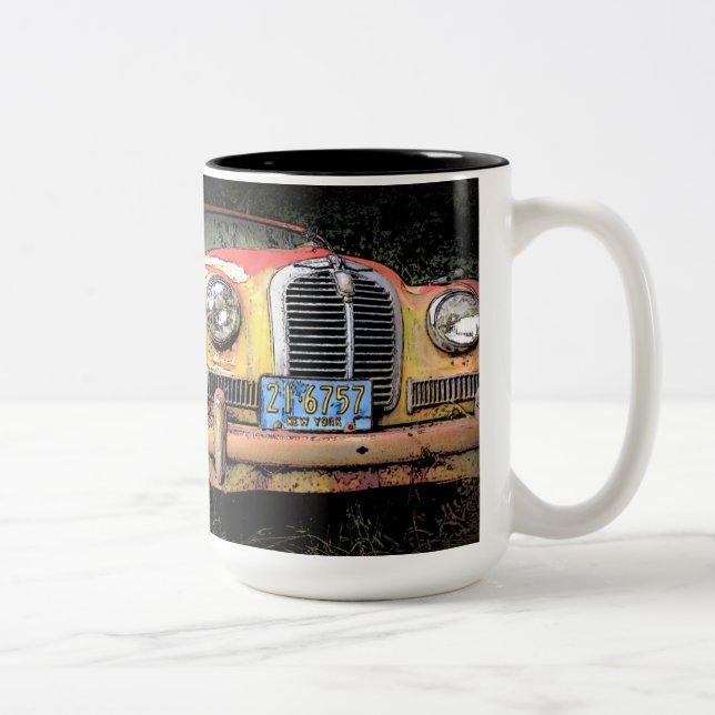 Vieille tasse classique rouillée de voiture (Droit)