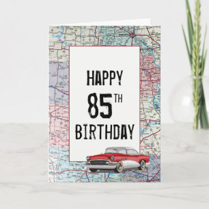 Vieille voiture sur la carte routière 85e annivers