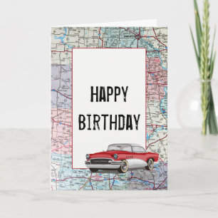 Vieille voiture sur la carte routière d'anniversai