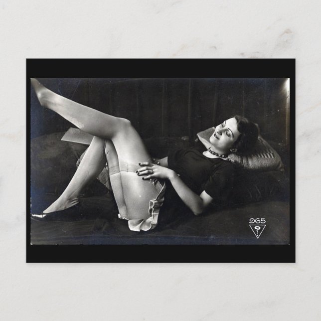Vielle carte postale - Dame à bas (Devant)