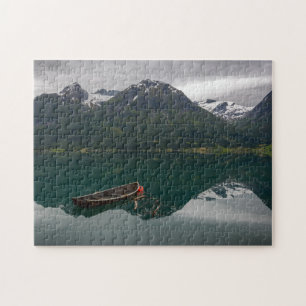 Vieux bateau à rames avec le puzzle de réflexion