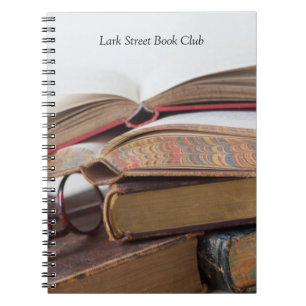 Vieux livres avec lunettes