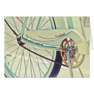 Vieux vélo sur le trottoir