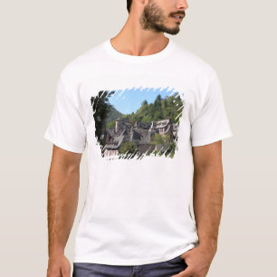 View of the medieval village (photo) T-Shirt