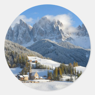 Village des Dolomites en hiver autocollant rond