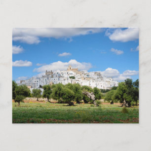 Ville blanche Ostuni et oliviers, carte postale de