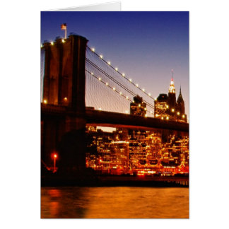 Ville de New York avec pont sur le fleuve
