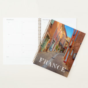 Ville française colorée sur une colline