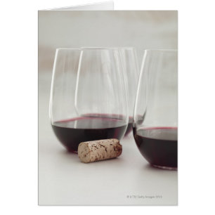 Vin rouge dans les verres sans tige