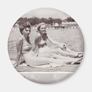 Vintage 1940s Magnet