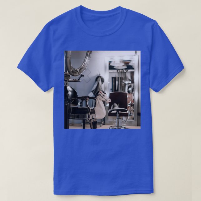 Vintage barber leather chair T-Shirt (Design Front)