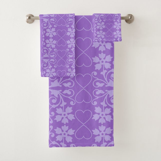 Violets Motif dans l'ensemble de serviettes de bai (En situation)