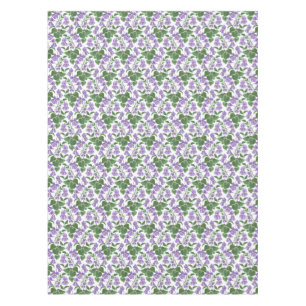 Violettes de mauve sur nappes florales blanches su