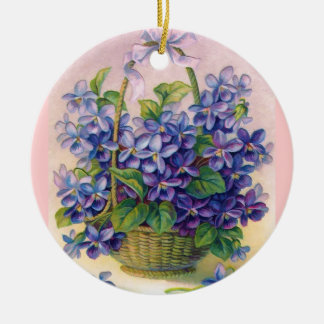 Violettes vintages dans un ornement de panier