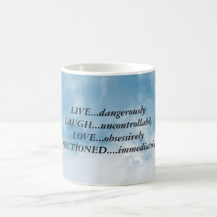 'Vis dangereusement' Mug