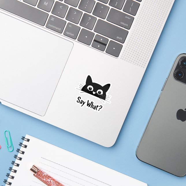 Visage de chat noir "Dites quoi ?" - Sticker Vinyl (Ordinateur portable avec iPhone)