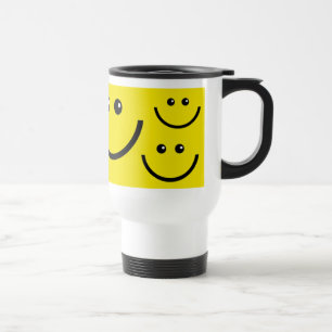 Visage de sourire - soyez tasse heureuse de voyage