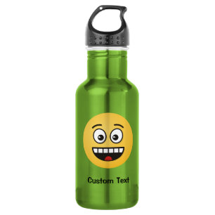 Visage souriant avec bouteille d'eau à bouche ouve