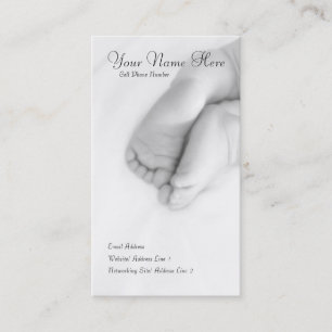 Visite Le bébé botte la carte avec la pointe du pied de