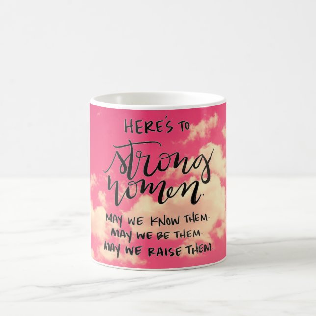 Voici dans la tasse forte de femmes (Centre)