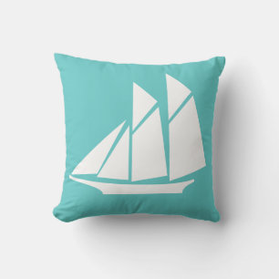 voilier blanc sur coussin bleu turquoise