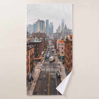 VOITURES SUR LA ROUTE ENTRE LES BÂTIMENTS À HAUTE 