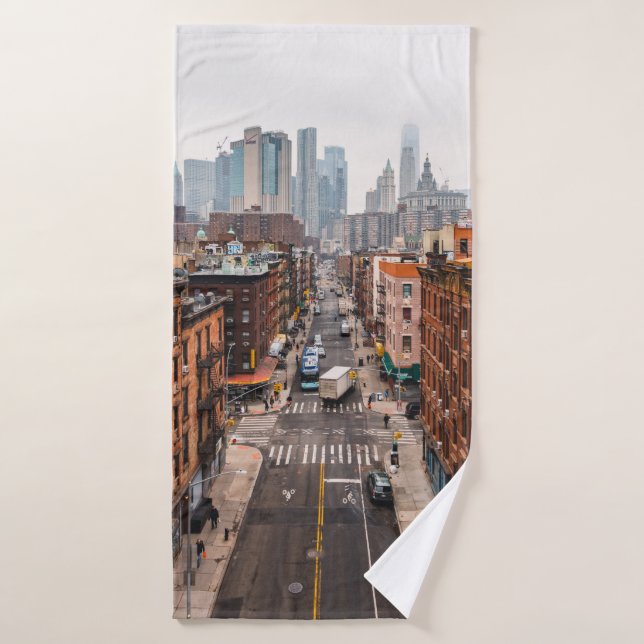 VOITURES SUR LA ROUTE ENTRE LES BÂTIMENTS À HAUTE  (Serviette de bain)