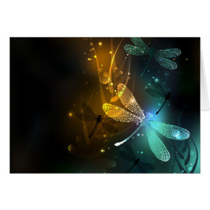 Vol de libellule verte lumineuse