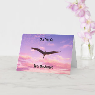 Vol d'oiseau au coucher du soleil carte de retrait