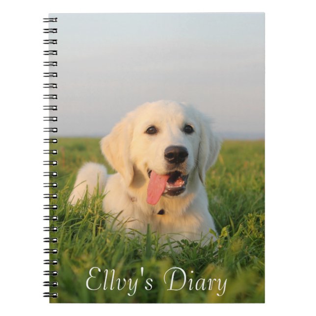 Votre chiot mignon sur un carnet de notes à (Devant)