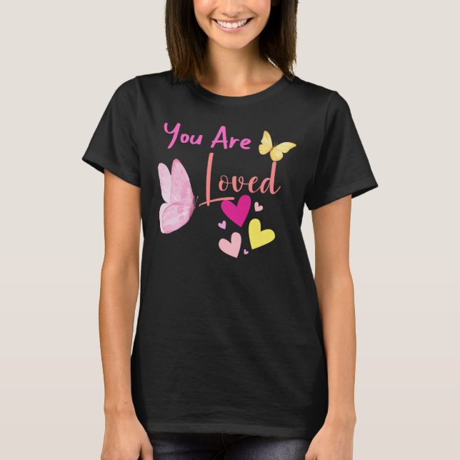 vous êtes AIMÉ, papillon rose COEURS T-SHIRT (Devant)