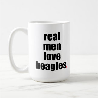 Vraie tasse de beagles d'amour d'hommes