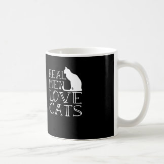 Vraie tasse de chats d'amour d'hommes