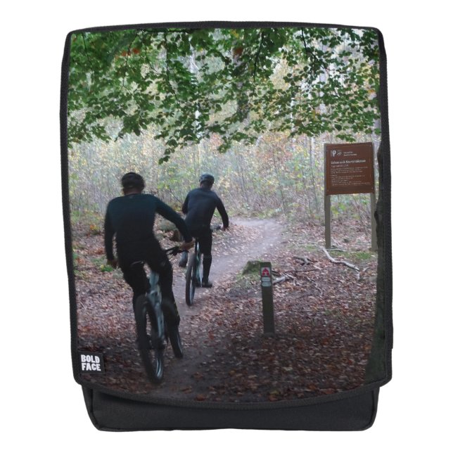 VTT sur le sac à dos du sentier (Devant)