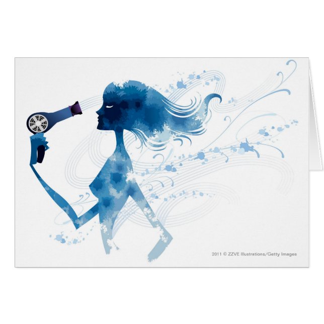 Vue de côté de femme séchant de longs cheveux (Devant horizontal)