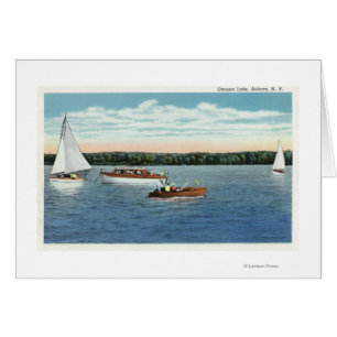 Vue de la voile et des bateaux à moteur sur le lac