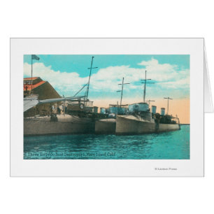 Vue de trois destroyers torpilles à quai