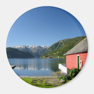Vue du fjord norvégien et aimant rond de boathouse