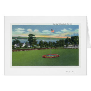 Vue du parc et du mât de drapeau de village de