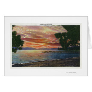 Vue sur le coucher du soleil du littoral avec quai