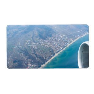 Vue sur le littoral à travers la fenêtre de l'avio