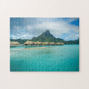 Vue sur le puzzle denteux d'île de Bora Bora