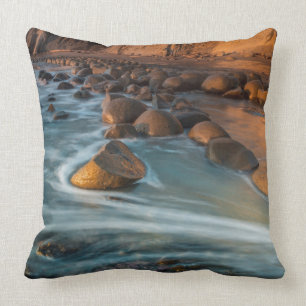 Wave along the beach, California Throw Pillow