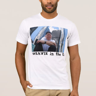 Weavie dans le T-shirt de D