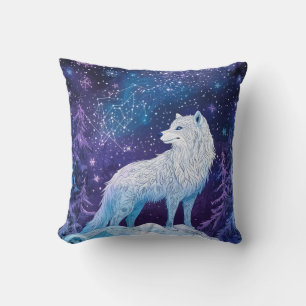 Weißer Wolf im Winter mit magischem Sternenhimmel Throw Pillow